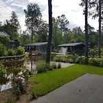 بيت للعطل Unique By The Pond *